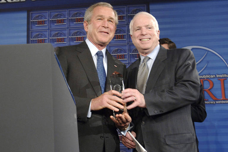 O então presidente George W. Bush (esq.) recebe do senador John McCain o prêmio Freedom Award, do Instituto Republicano Internacional, em Washington 