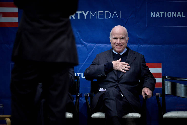 O senador John McCain sorri para o público ao receber a Medalha da Liberdade pelo vice-presidente Joe Biden, na Filadélfia (Pensilvânia) 