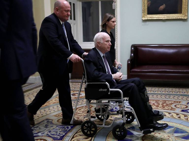 O senador John McCain é levado de cadeira de rodas pelo Capitólio, em Washington 
