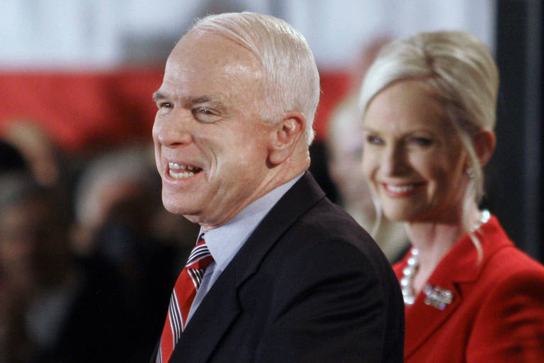 O candidato republicano à Presidência, John McCain, e sua mulher, Cindy, na noite de eleição em Nashua (New Hampshire) 