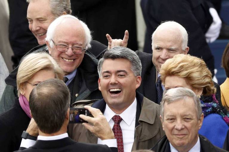 O senador John McCain faz 'chifrinho' em colega durante posse do presidente Donald Trump, em Washington 