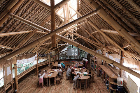 Sala de aula sem paredes ou fileiras de carteiras na Green School Bali