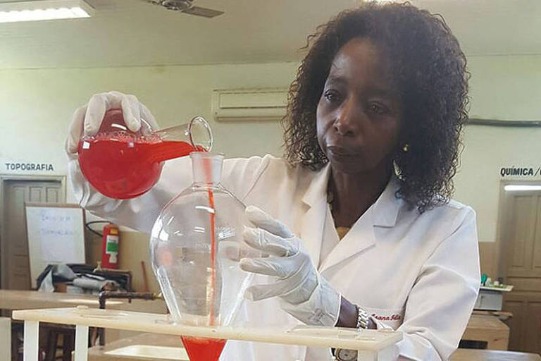 A química e professora Joana D'Arc Félix em laboratório. A pesquisadora fez graduação, mestrado e doutorado na Unicamp (Universidade Estadual de Campinas)