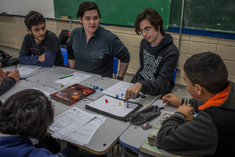 Alunos do clube do RPG de mesa, da Escola Estadual Antônio Alves Cruz, na Vila Madalena, em São Paulo; a ideia da escola é incentivar a autonomia dos estudantes