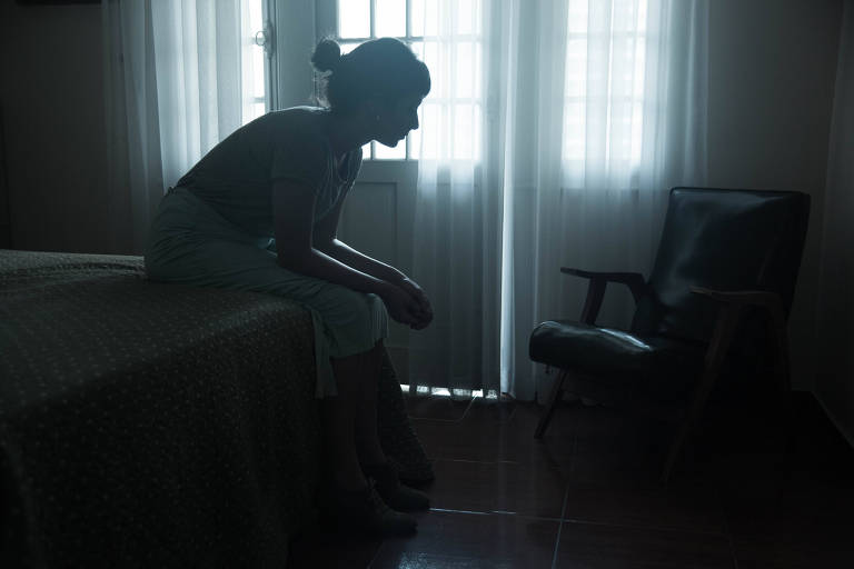 A atriz Amanda Lyra em imagem de divulgacao da peca Quarto 19, adaptacao do conto de Doris Lessing com direcao de Leonardo Moreira