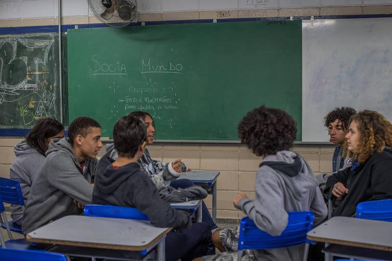 Reunião do clube Sócia Mundo, na Escola Estadual Antônio Alves Cruz, na Vila Madalena, em São Paulo