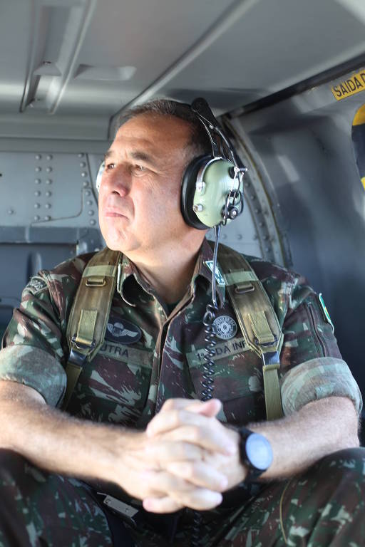 General Dutra sobrevoa terra indígena ianomâmi em Roraima