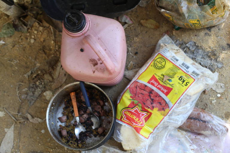 Os garimpeiros deixaram até comida quente ao sair da pista do Walmor que foi detonada no rio Mucajaí