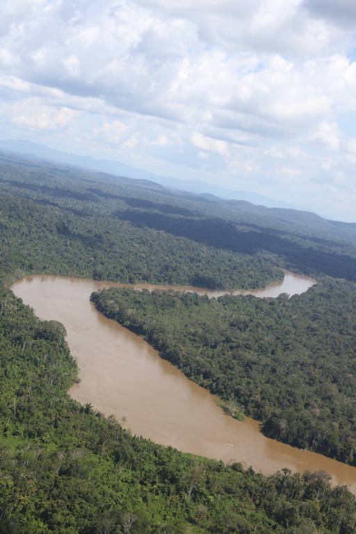 Rio Mucajaí, terra indígena ianomâmi, em Roraima