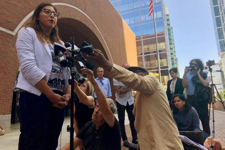 Lilian Calderón, que vive nos EUA desde os 3 anos e pode ser deportada, fala a repórteres em Boston  