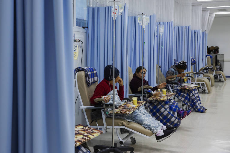 Pacientes com câncer fazem sessão de quimioterapia no hospital Heliópolis em São Paulo