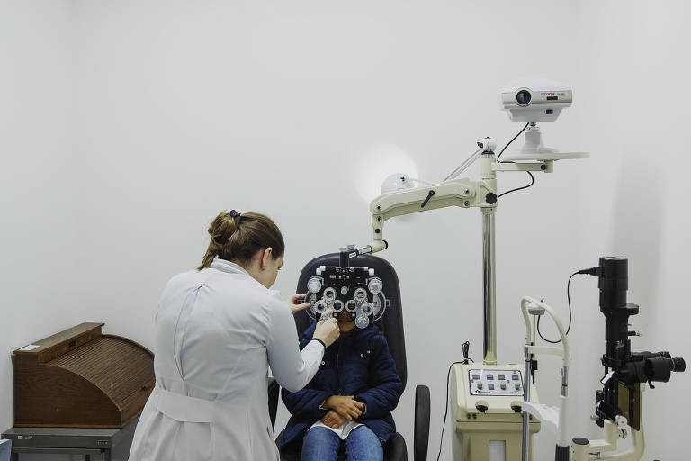 Paciente é examinada por médica oftalmologista em um consultório da Rede Hora Certa na Vila Prudente, em São Paulo