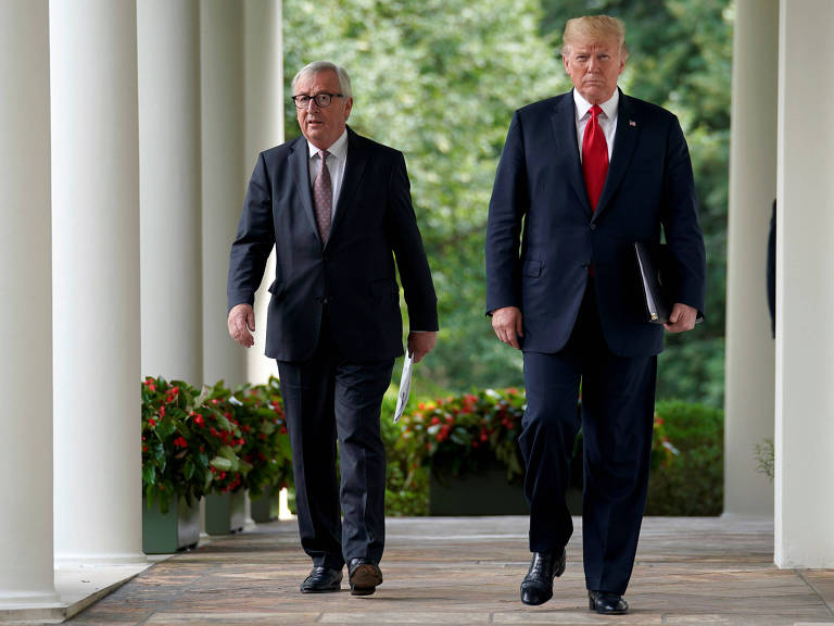 O presidente da Comissão Europeia, Jean-Claude Juncker, e Donald Trump caminham após encontro em julho