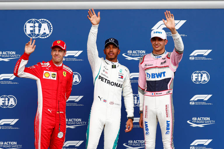 Lewis Hamilton comemora a pole no GP da Bélgica ao lado de Sebastian Vettel (esq.), em segundo, e Esteban Ocon (dir.), terceiro colocado