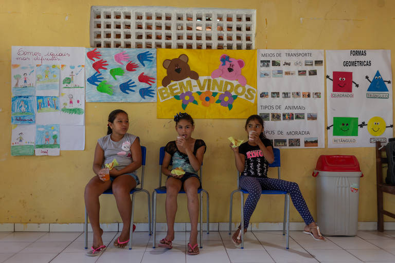 Mães e avós de alunos se reuniram para a inauguração da energia elétrica na escola rural Inocêncio Garcês Machado, localizada no povoado de Brejinho, em Buriti (MA).