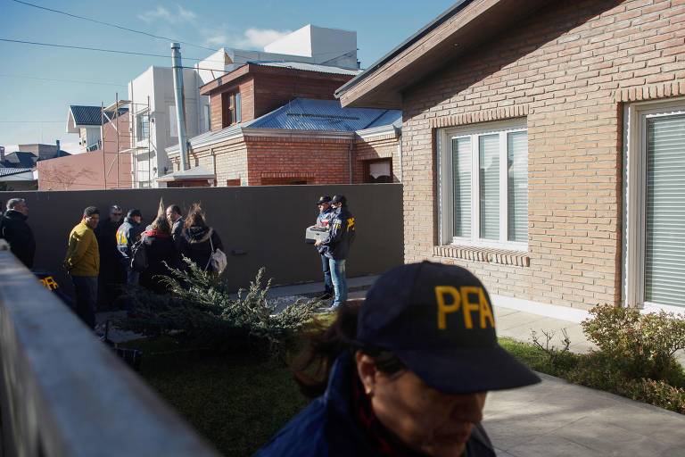 A polícia federal argentina faz buscas na casa de Cristina Kirchner em Río Gallegos, no sul do país