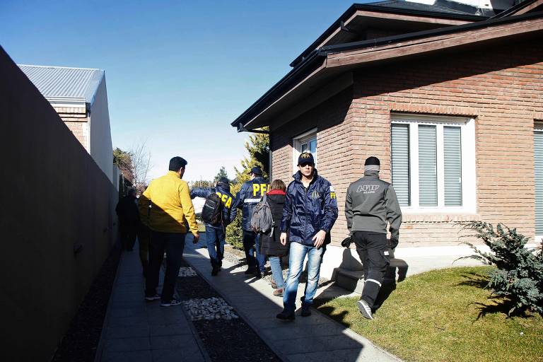 A polícia federal argentina faz buscas na casa de Cristina Kirchner em Río Gallegos, no sul do país