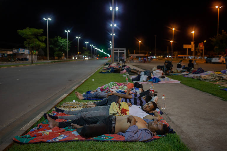 Venezuelanos dormem ao redor da rodoviária de Boa Vista, capital de Roraima. 