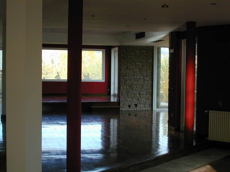 Imagem mostra ambiente interno da propriedade de Cristina Kirchner em El Calafate, Argentina; ex-presidente está sendo investigada por corrupção