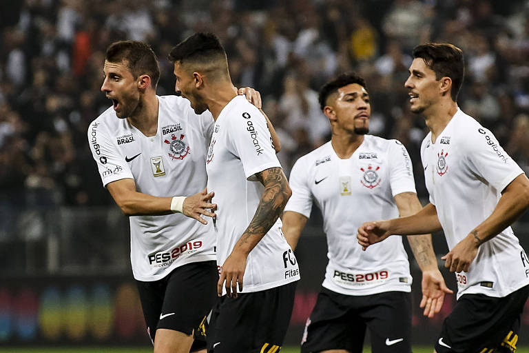 O zagueiro Henrique (à esq.) comemora seu gol, que deu a vitoria ao Corinthians contra o Paraná