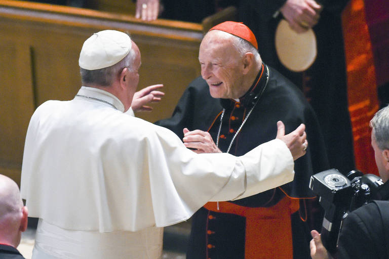 O papa Francisco abraça o cardeal Theodore McCarrick na Catedral de São Mateus Apóstolo, em Washington - Jonathan Newton - 23.set.2015/Associated Press