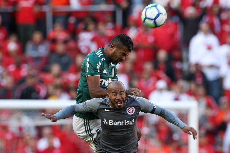 O palmeirense Thiago Santos disputa a bola com Patrick, em empate sem gols contra o Internacional