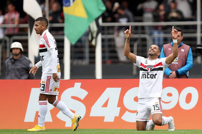 Bruno Peres comemora o gol da vitória sobre o Ceará neste domingo (26)
