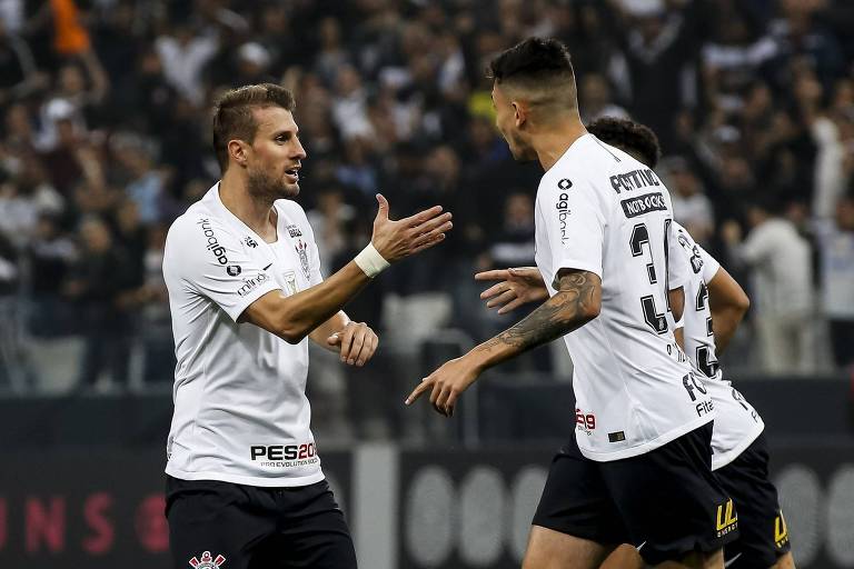 O zagueiro Henrique (à esq.) comemora gol que deu a vitoria ao Corinthians contra o Paraná pelo Brasileiro