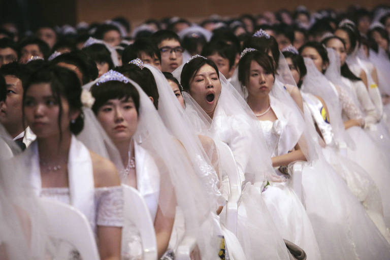Noiva boceja durante casamento coletivo