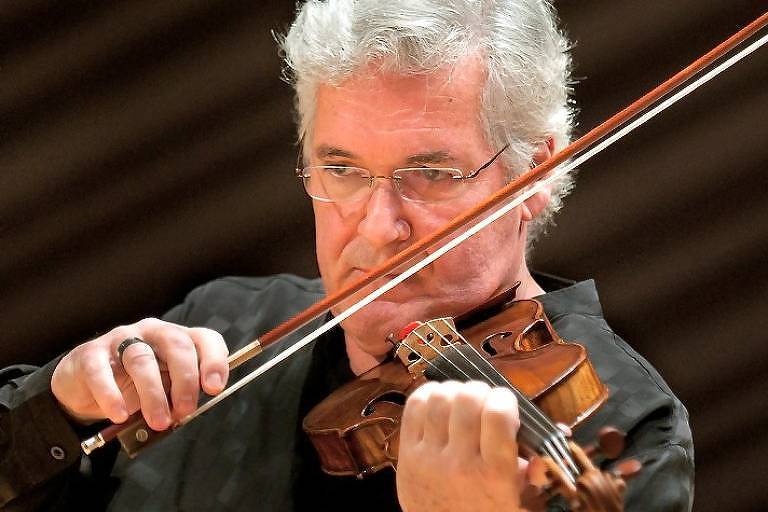 O violinista israelense Pinchas Zukerman