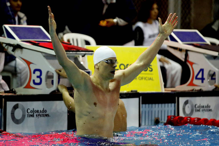 O nadador Cesar Cielo comemora a vitória nos 100 m livre, no último domingo (26), válida pelo Troféu José Finkel, no Esporte Clube Pinheiros