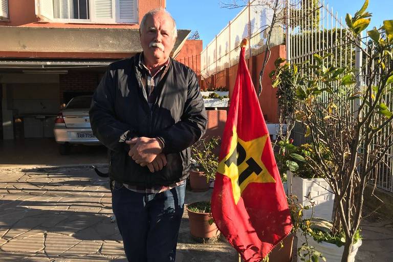 O motorista João Alexandre, 68, que pendurou bandeira petista em sua casa na passagem de Geraldo Alckmin por Pelotas (RS)