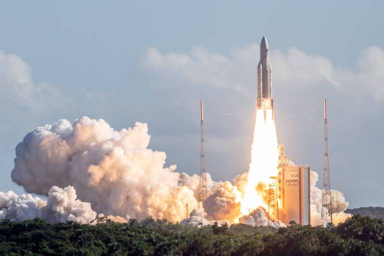 O foguete Ariane 5, com quatro satélites do sistema Galileo a bordo, decola de Kourou, na Guiana Francesa