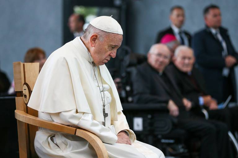 O papa Francisco em oração durante visita à Irlanda