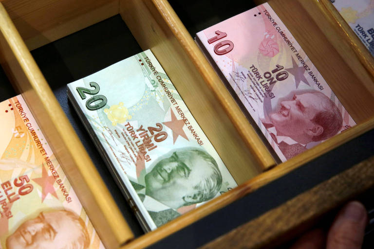 Cédulas de lira turca são vistas em uma casa de câmbio de Istambul; crise da moeda local afetou outros países emergentes