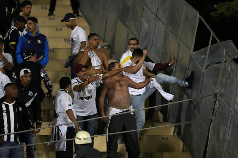 Cenas de vandalismo na desclassificação do Santos na Copa Libertadores, para o Independiente, no Pacaembu