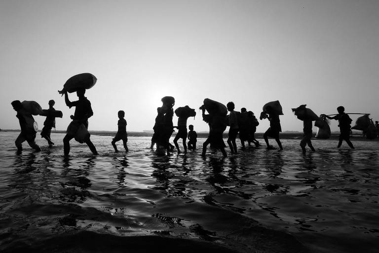 Rohingyas atravessam a fronteira entre Mianmar e Bangladesh, em outubro de 2017 