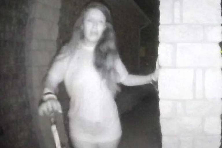 Mulher não identificada foi filmada tocando a campainha de uma casa antes de desaparecer no Texas
