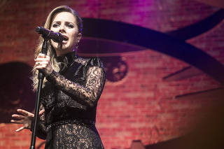 A cantora Sandy durante show de sua turnê ''Meu Canto'', em São Paulo