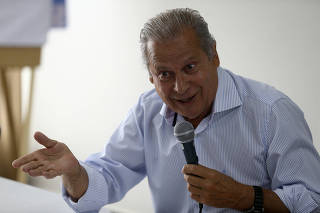 Ex-ministro José Dirceu fala sobre livro em coletiva (DF)