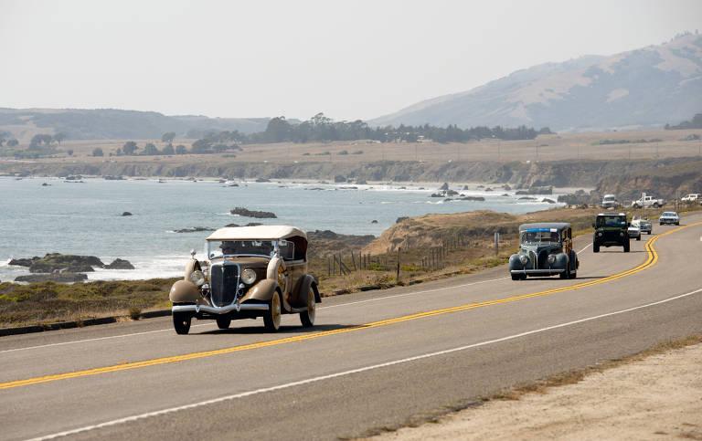 Carros antigos na abertura da Highway 1, rodovia que percorre a costa da Califórnia