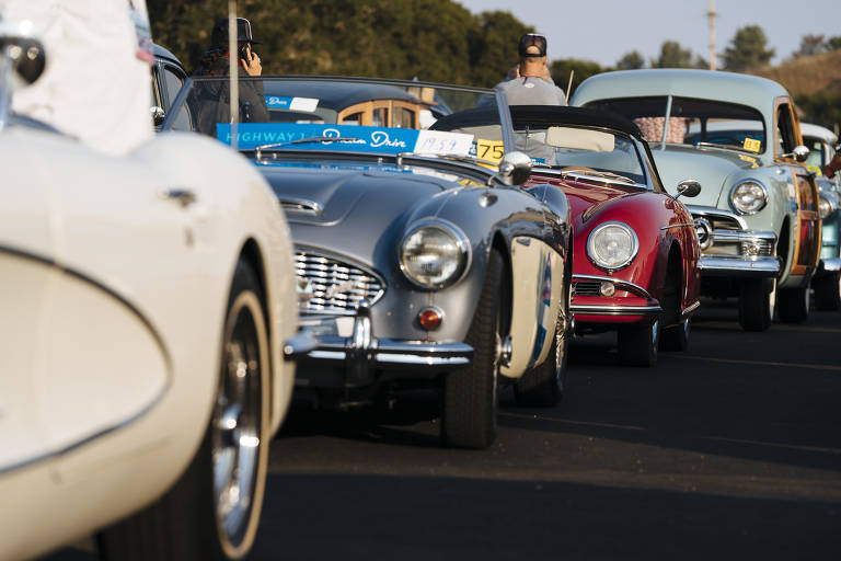 Comboio de carros antigos em Laguna Seca, em Monterey, na Califórnia