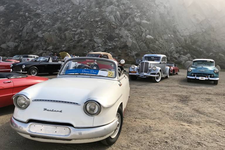 À frente, modelo Panhard Tigre, que participou da abertura da Highway 1, rodovia que percorre a costa da Califórnia; ao fundo, modelos Pierce Arrow (prata) e Chevrolet Belair (azul)