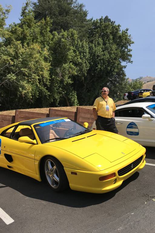 Kevin Enderby ao lado de sua Ferrari F355 GTS 1997; ele participou da festa de reabertura da rodovia Highway 1