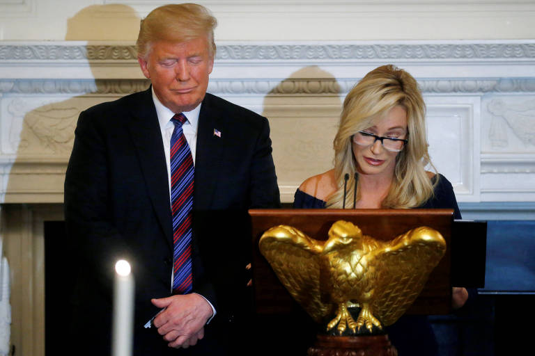 O presidente dos EUA, Donald Trump, ao lado da pastora Paula White durante encontro com líderes evangélicos na Casa Branca 