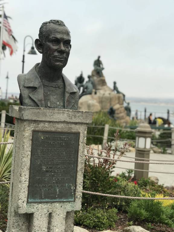 Busto do escritor John Steinbeck em Cannery Row, na cidade californiana de Monterey