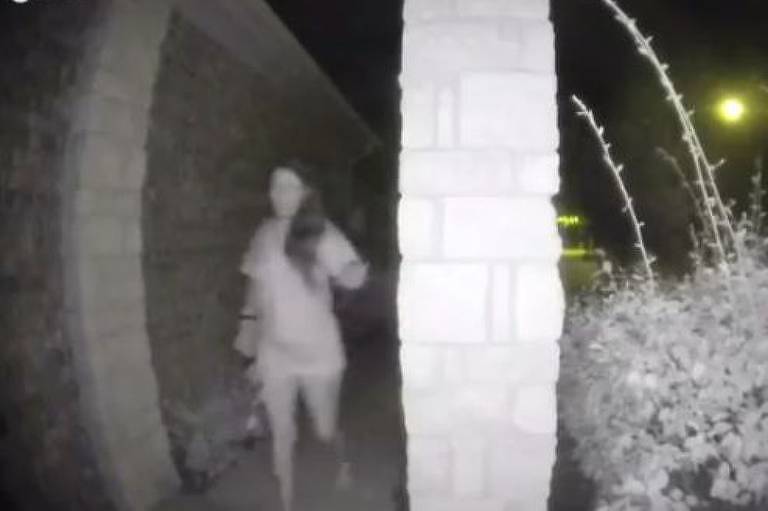 Mulher não identificada foi filmada tocando a campainha de uma casa antes de desaparecer no Texas