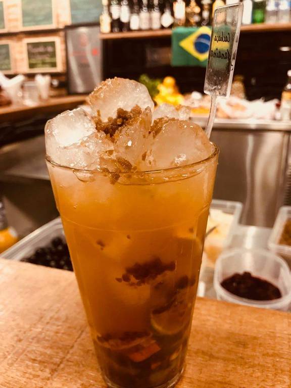Caipirinha de três limões e rapadura servida no Esquina do Souza, em Perdizes