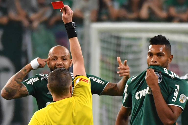 O árbitro argentino German Delfino expulsa o volante Felipe Melo, do Palmeiras