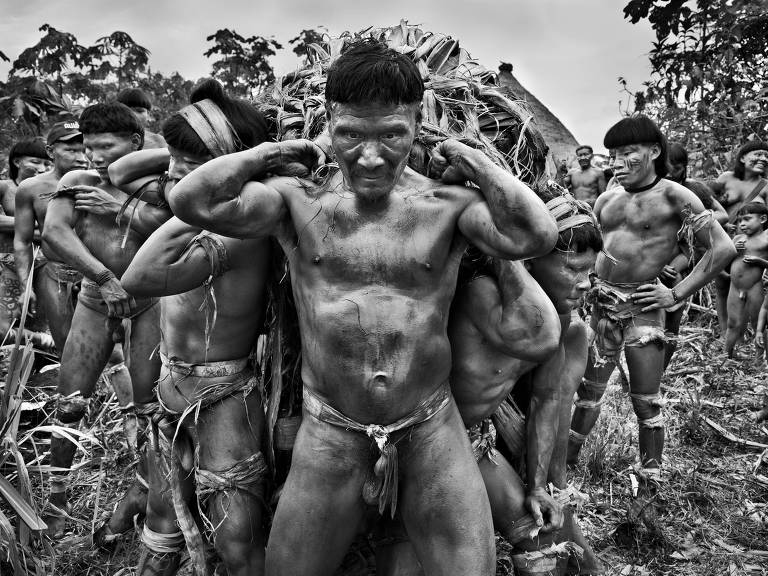 Os índios Uhwi, Niaxixibu, Bibi, Giani e Hymanai, do grupo Suruwaha, na beira do igarapé Pretão, que banha sua terra, localizada no sul do Amazonas